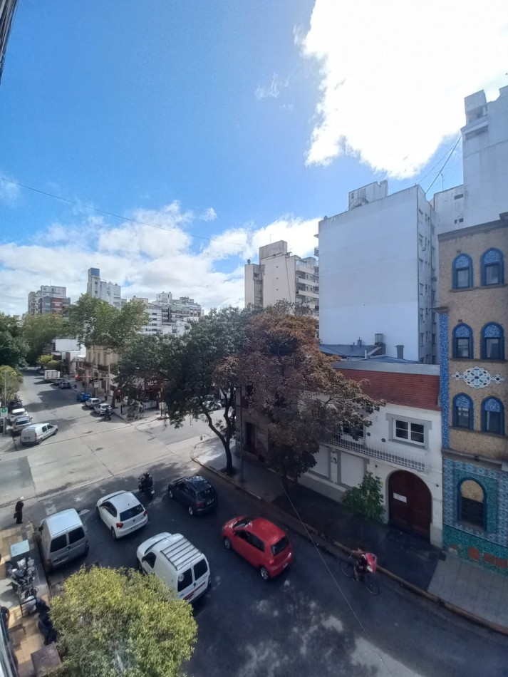 DEPARTAMENTO DE 3 AMBIENTES A LA CALLE CON BALCON SALIENTE EN PLAZA MITRE