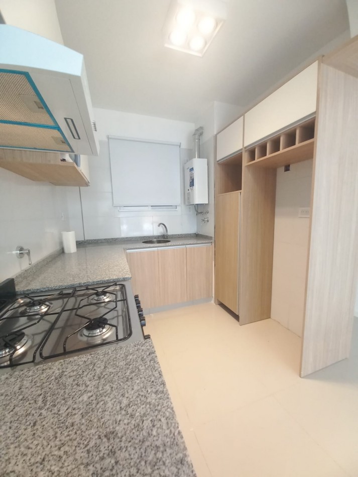 DEPARTAMENTO DE 3 AMBIENTES A LA CALLE CON BALCON SALIENTE EN PLAZA MITRE