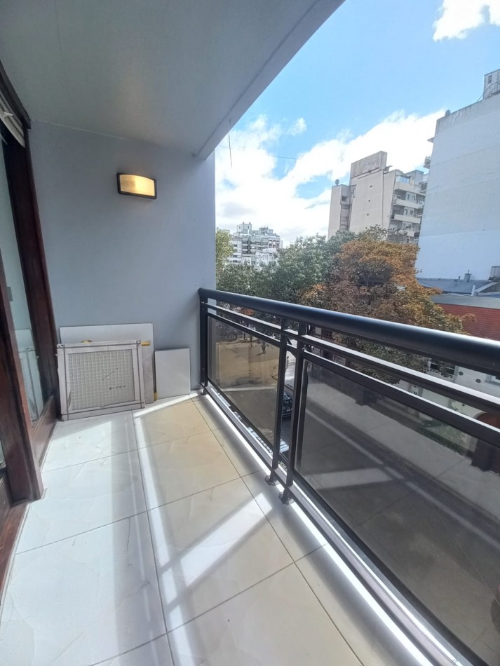 DEPARTAMENTO DE 3 AMBIENTES A LA CALLE CON BALCON SALIENTE EN PLAZA MITRE
