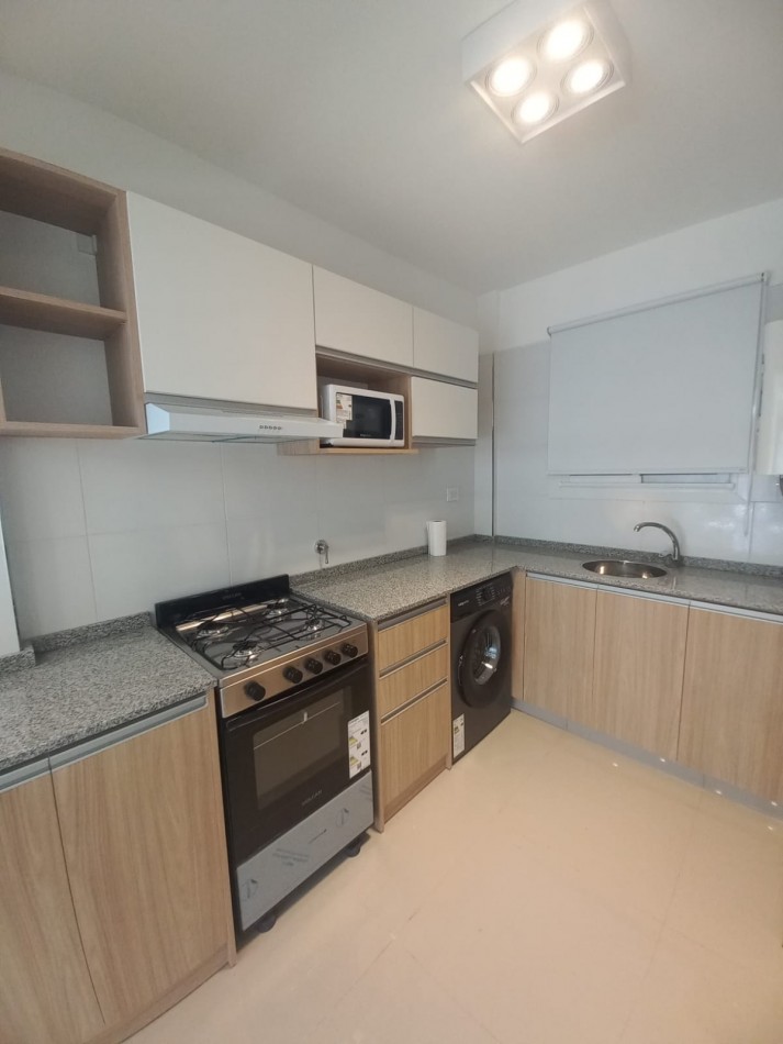 DEPARTAMENTO DE 3 AMBIENTES A LA CALLE CON BALCON SALIENTE EN PLAZA MITRE