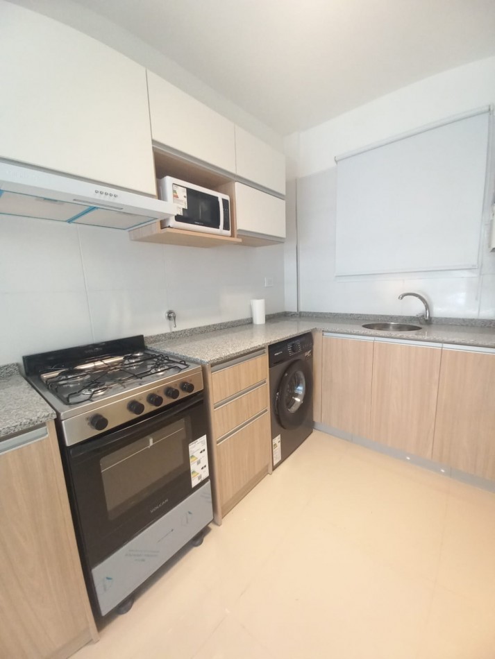 DEPARTAMENTO DE 3 AMBIENTES A LA CALLE CON BALCON SALIENTE EN PLAZA MITRE