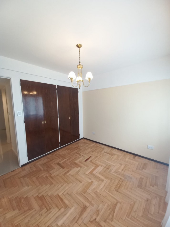 DEPARTAMENTO DE 3 AMBIENTES A LA CALLE CON BALCON SALIENTE EN PLAZA MITRE