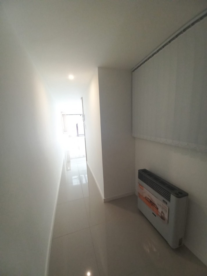 DEPARTAMENTO DE 3 AMBIENTES A LA CALLE CON BALCON SALIENTE EN PLAZA MITRE