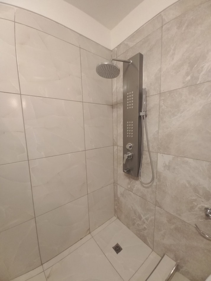 DEPARTAMENTO DE 3 AMBIENTES A LA CALLE CON BALCON SALIENTE EN PLAZA MITRE