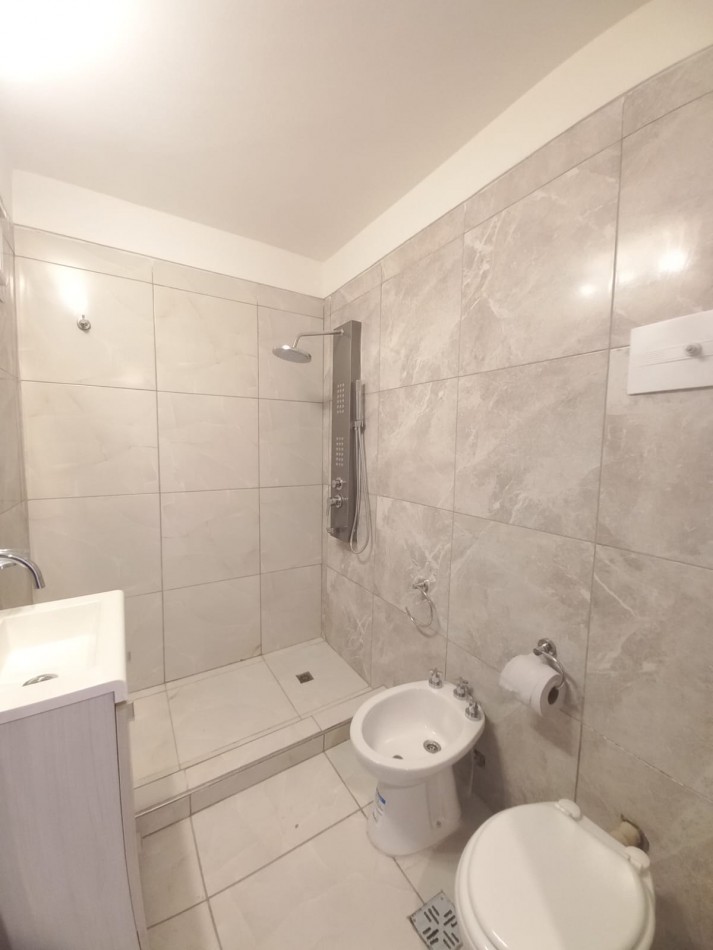 DEPARTAMENTO DE 3 AMBIENTES A LA CALLE CON BALCON SALIENTE EN PLAZA MITRE