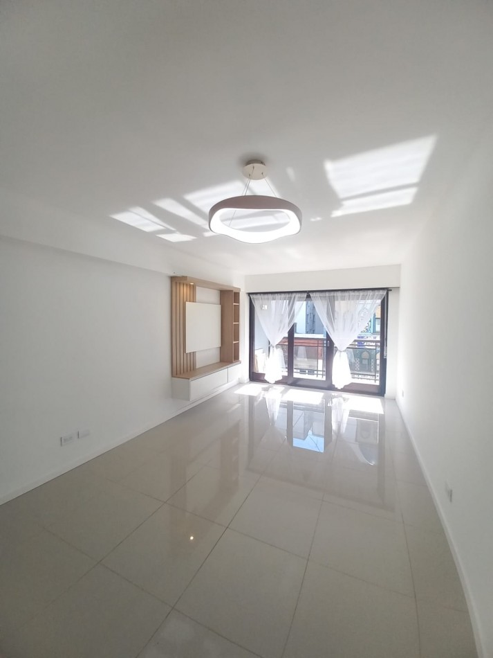 DEPARTAMENTO DE 3 AMBIENTES A LA CALLE CON BALCON SALIENTE EN PLAZA MITRE