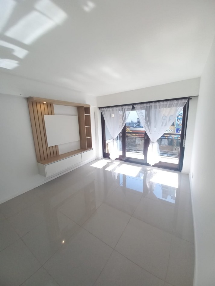 DEPARTAMENTO DE 3 AMBIENTES A LA CALLE CON BALCON SALIENTE EN PLAZA MITRE