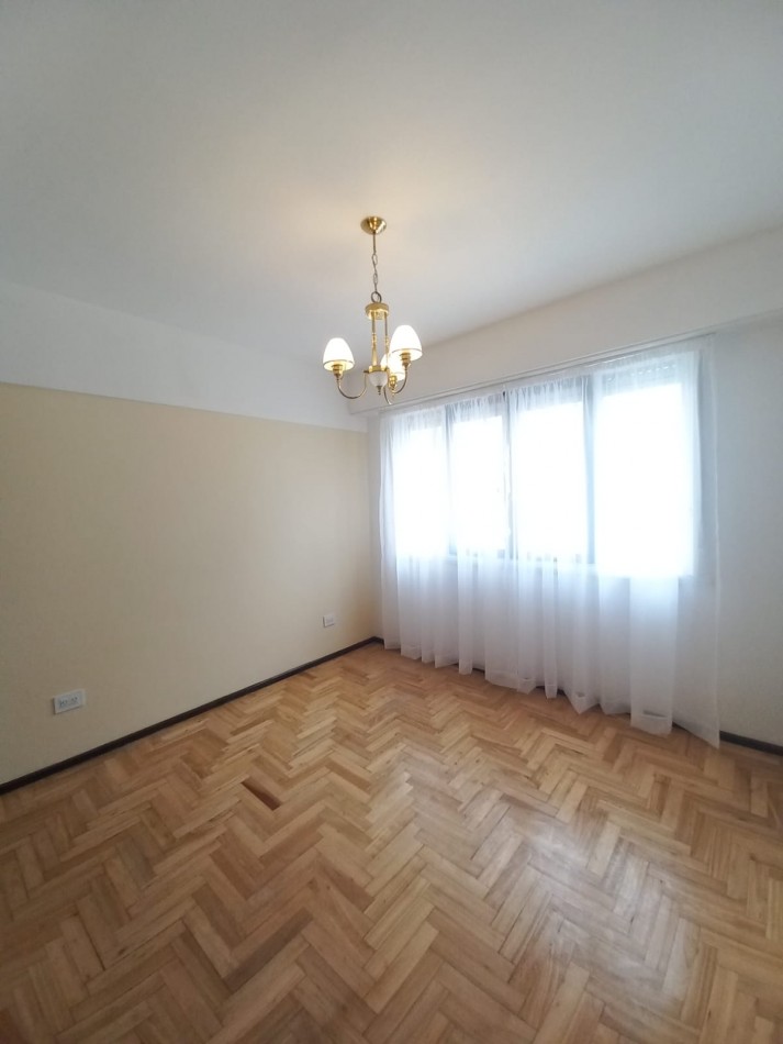 DEPARTAMENTO DE 3 AMBIENTES A LA CALLE CON BALCON SALIENTE EN PLAZA MITRE