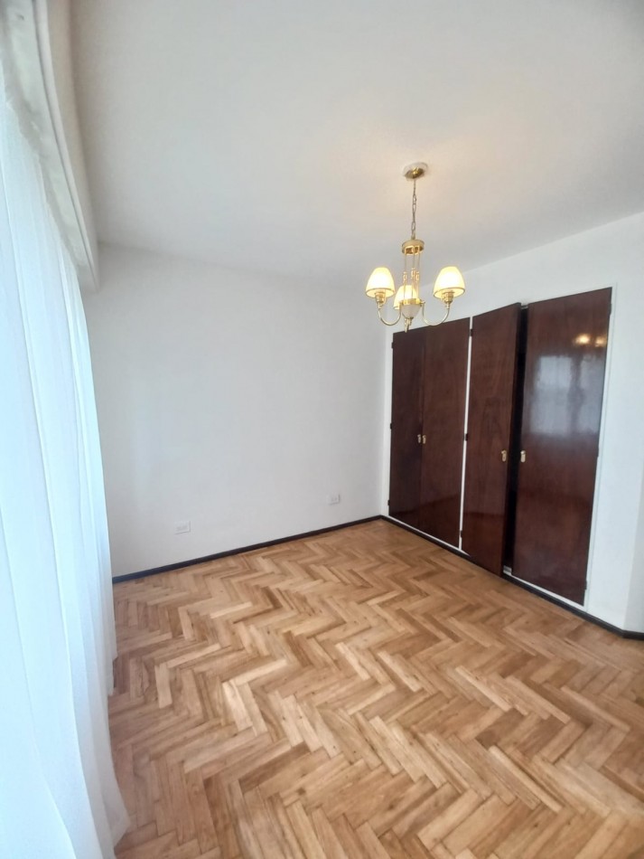 DEPARTAMENTO DE 3 AMBIENTES A LA CALLE CON BALCON SALIENTE EN PLAZA MITRE