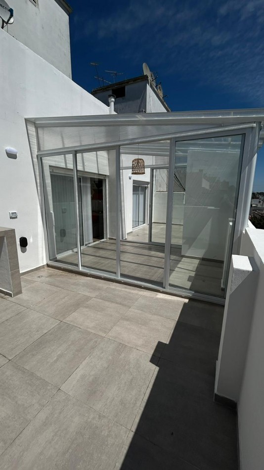 DEPARTAMENTO 2 AMB AL FRENTE CON QUINCHO, PARRILLA Y 2 TERRAZAS CON VISTA LATERAL AL MAR EN ALDREY