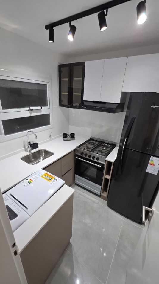 DEPARTAMENTO 2 AMBIENTES AL FRENTE CON BALCON Y VISTA A PLAZA COLON