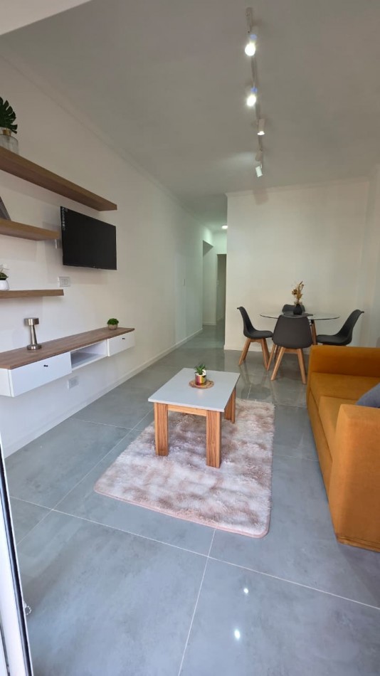 DEPARTAMENTO 2 AMBIENTES AL FRENTE CON BALCON Y VISTA A PLAZA COLON