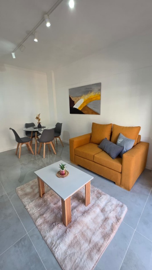 DEPARTAMENTO 2 AMBIENTES AL FRENTE CON BALCON Y VISTA A PLAZA COLON