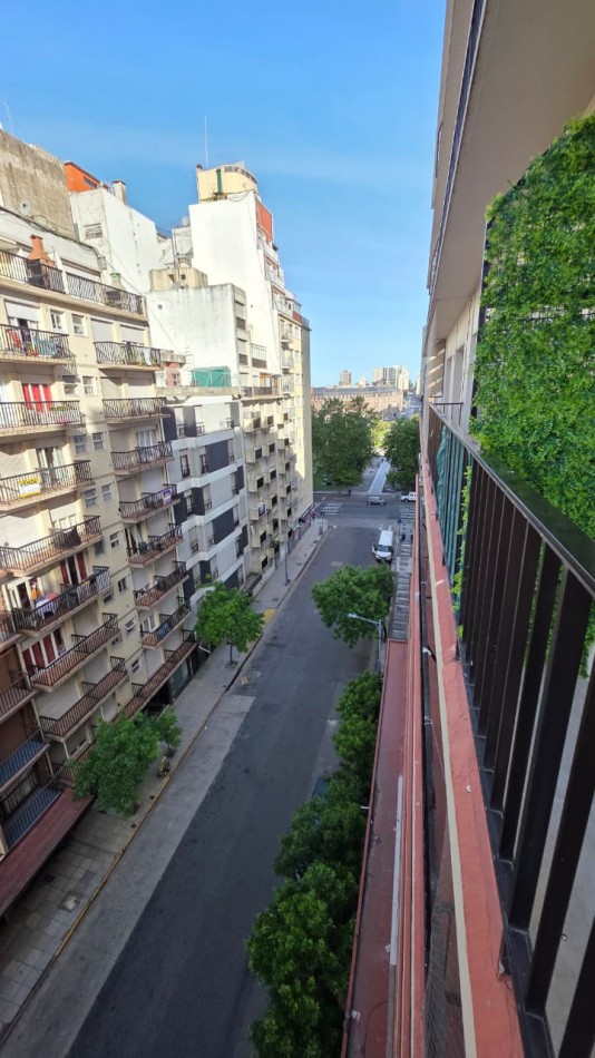 DEPARTAMENTO 2 AMBIENTES AL FRENTE CON BALCON Y VISTA A PLAZA COLON