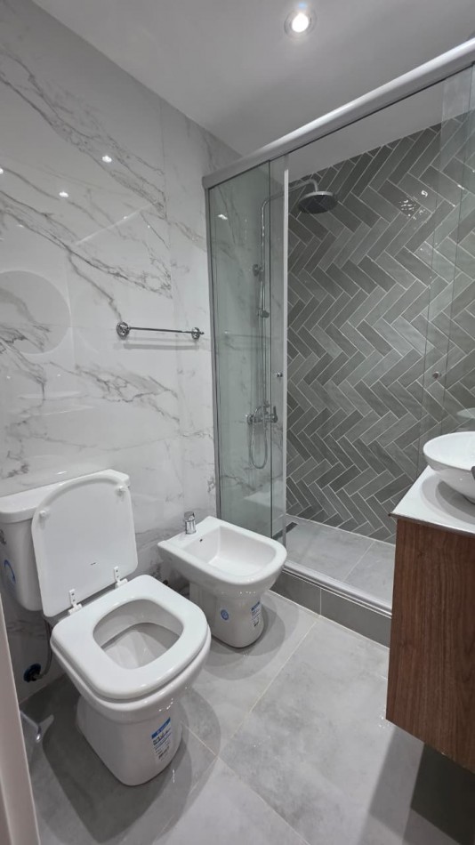 DEPARTAMENTO 2 AMBIENTES AL FRENTE CON BALCON Y VISTA A PLAZA COLON