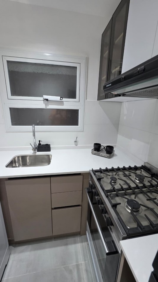 DEPARTAMENTO 2 AMBIENTES AL FRENTE CON BALCON Y VISTA A PLAZA COLON