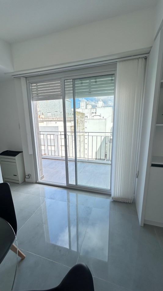 DEPARTAMENTO 2 AMB AL FRENTE CON BALCON TERRAZA, A 150MTS DE PLAZA COLON 