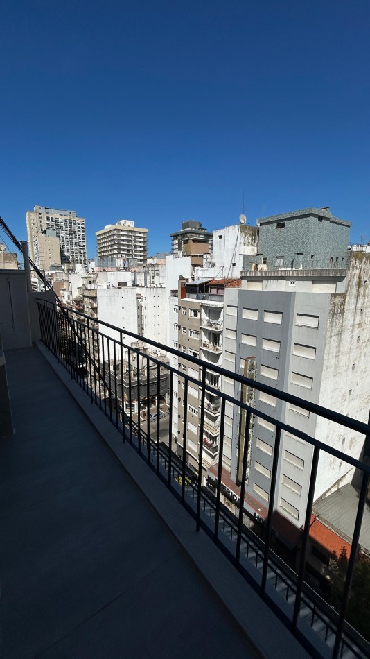 DEPARTAMENTO 2 AMB AL FRENTE CON BALCON TERRAZA, A 150MTS DE PLAZA COLON 