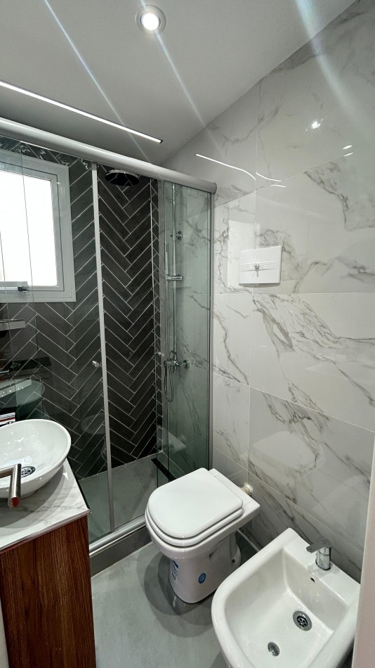 DEPARTAMENTO 2 AMB AL FRENTE CON BALCON TERRAZA, A 150MTS DE PLAZA COLON 