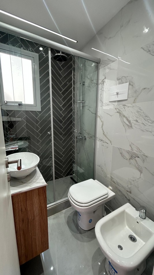 DEPARTAMENTO 2 AMB AL FRENTE CON BALCON TERRAZA, A 150MTS DE PLAZA COLON 