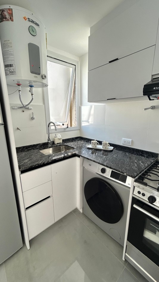 DEPARTAMENTO 2 AMB AL FRENTE CON BALCON TERRAZA, A 150MTS DE PLAZA COLON 