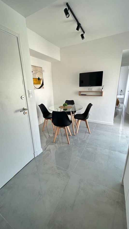 DEPARTAMENTO 2 AMB AL FRENTE CON BALCON TERRAZA, A 150MTS DE PLAZA COLON 