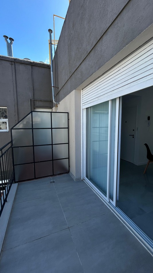 DEPARTAMENTO 2 AMB AL FRENTE CON BALCON TERRAZA, A 150MTS DE PLAZA COLON 