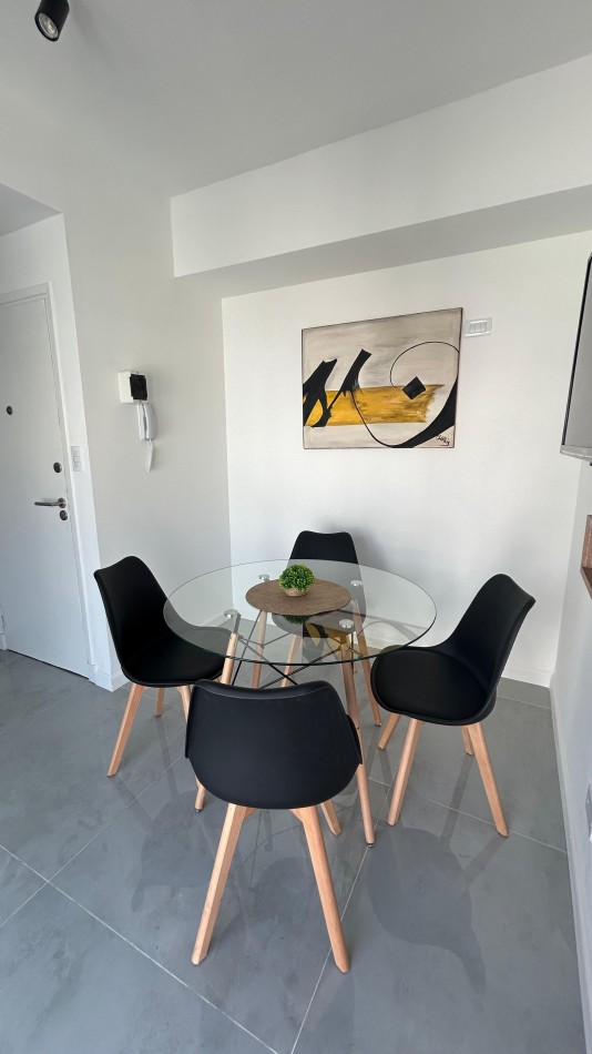 DEPARTAMENTO 2 AMB AL FRENTE CON BALCON TERRAZA, A 150MTS DE PLAZA COLON 