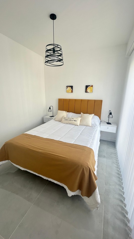 DEPARTAMENTO 2 AMB AL FRENTE CON BALCON TERRAZA, A 150MTS DE PLAZA COLON 