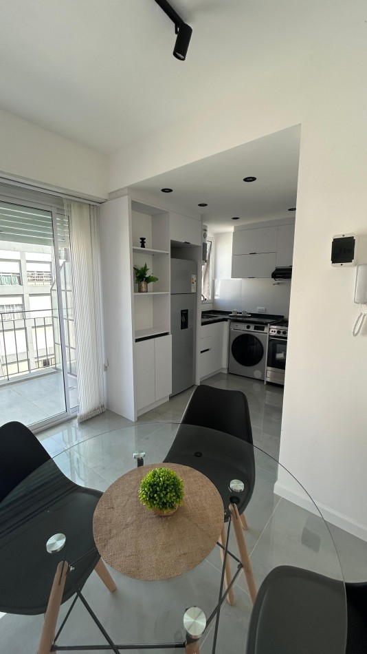 DEPARTAMENTO 2 AMB AL FRENTE CON BALCON TERRAZA, A 150MTS DE PLAZA COLON 