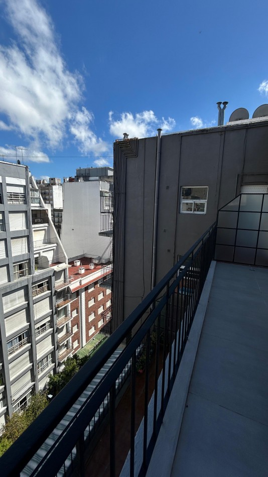 DEPARTAMENTO 2 AMB AL FRENTE CON BALCON TERRAZA, A 150MTS DE PLAZA COLON 