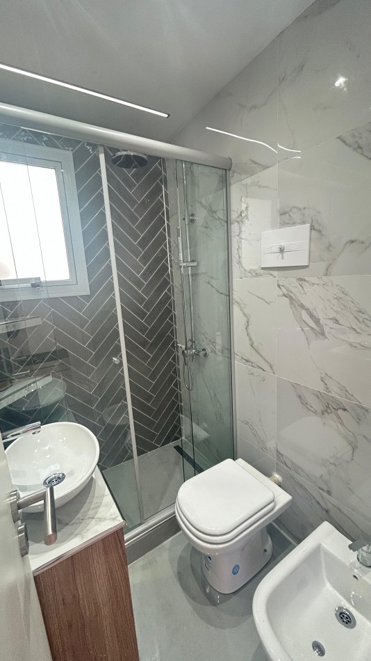 DEPARTAMENTO 2 AMB AL FRENTE CON BALCON TERRAZA, A 150MTS DE PLAZA COLON 