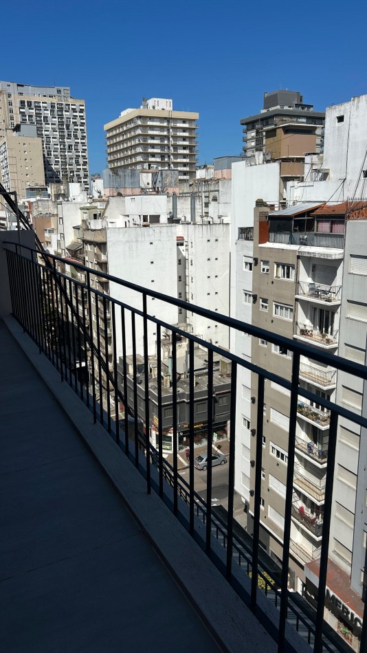 DEPARTAMENTO 2 AMB AL FRENTE CON BALCON TERRAZA, A 150MTS DE PLAZA COLON 