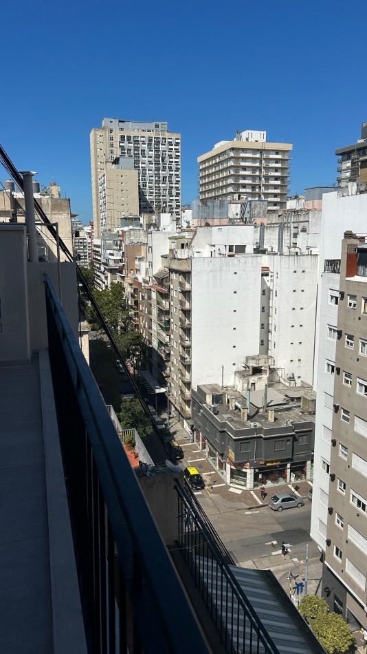DEPARTAMENTO 2 AMB AL FRENTE CON BALCON TERRAZA, A 150MTS DE PLAZA COLON 