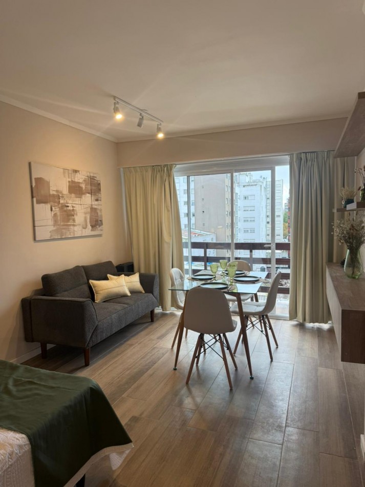 DEPARTAMENTO 1 AMBIENTE CON BALCON A LA CALLE Y VISTA LATERAL A PLAZA MITRE