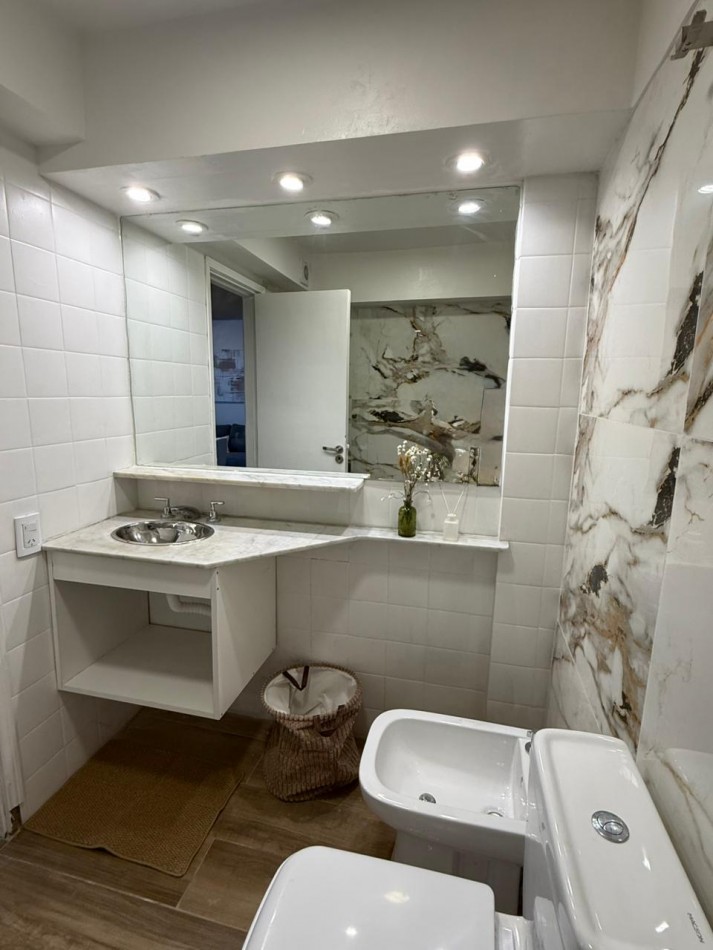 DEPARTAMENTO 1 AMBIENTE CON BALCON A LA CALLE Y VISTA LATERAL A PLAZA MITRE