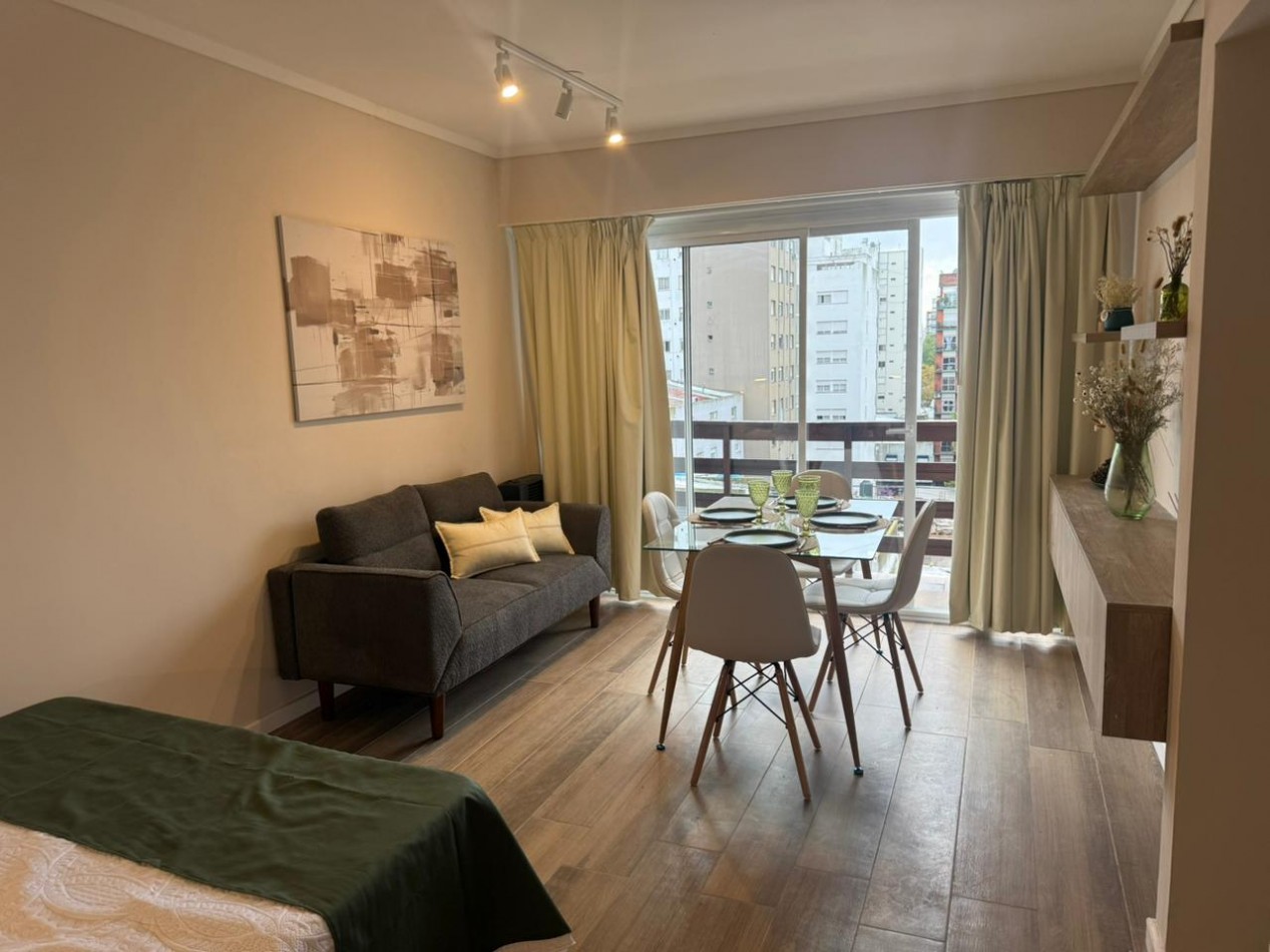 DEPARTAMENTO 1 AMBIENTE CON BALCON A LA CALLE Y VISTA LATERAL A PLAZA MITRE