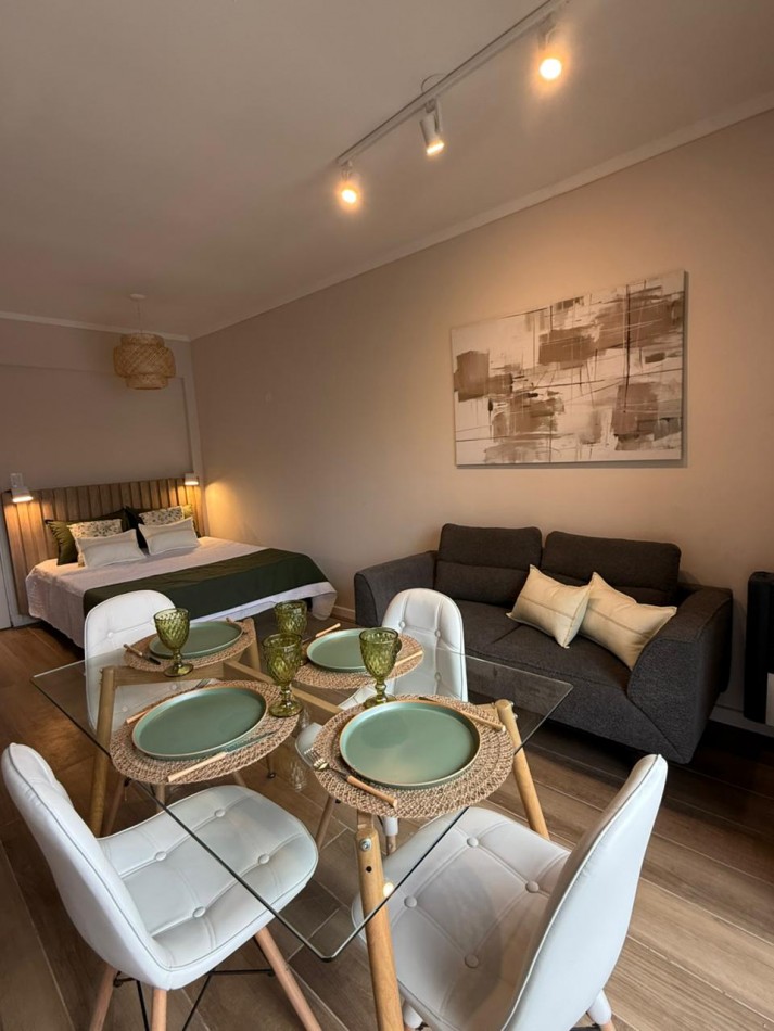 DEPARTAMENTO 1 AMBIENTE CON BALCON A LA CALLE Y VISTA LATERAL A PLAZA MITRE