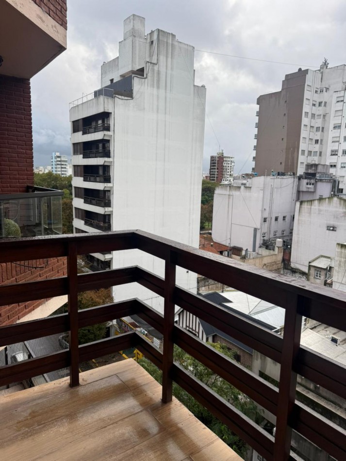 DEPARTAMENTO 1 AMBIENTE CON BALCON A LA CALLE Y VISTA LATERAL A PLAZA MITRE
