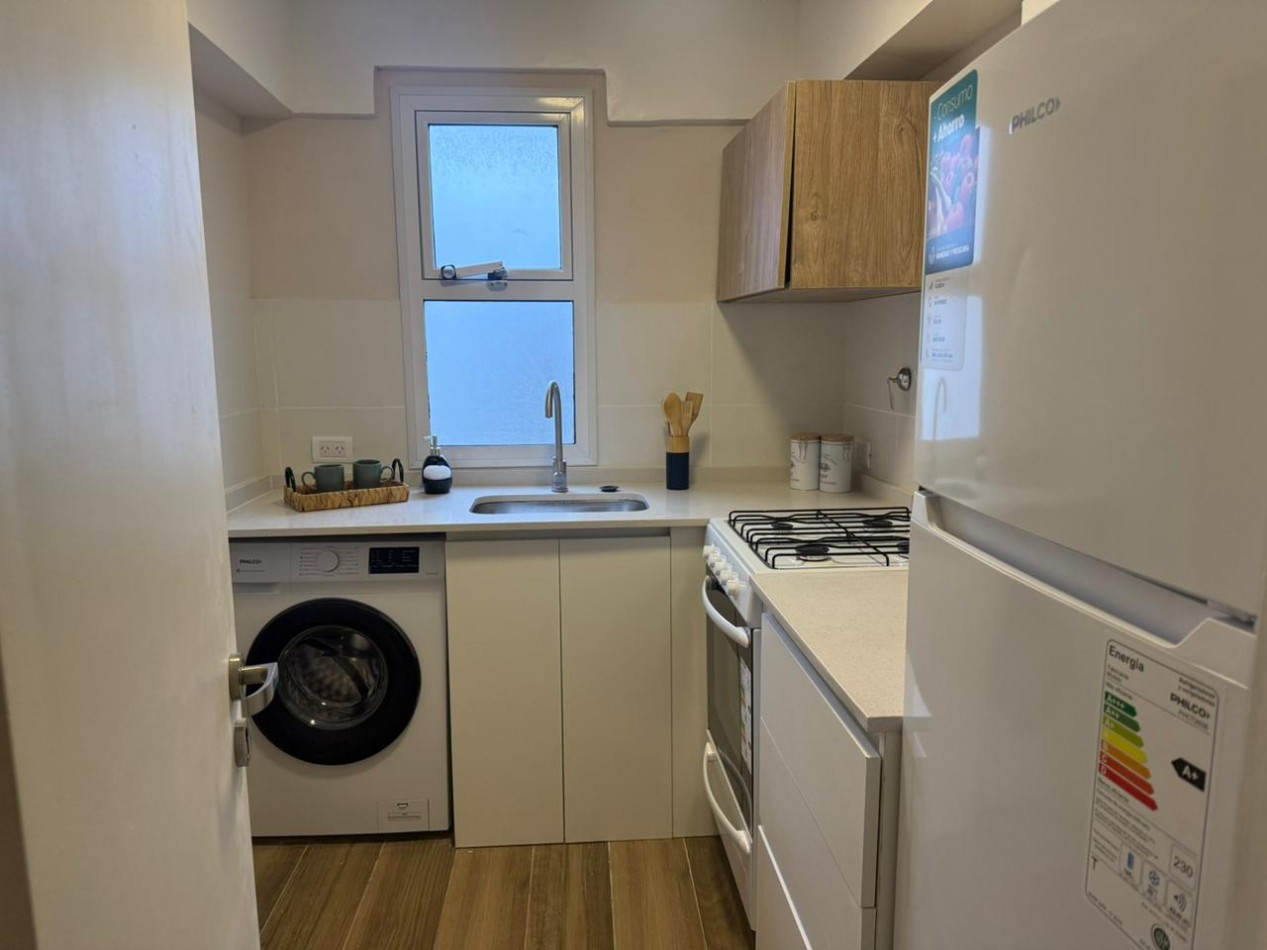 DEPARTAMENTO 1 AMBIENTE CON BALCON A LA CALLE Y VISTA LATERAL A PLAZA MITRE