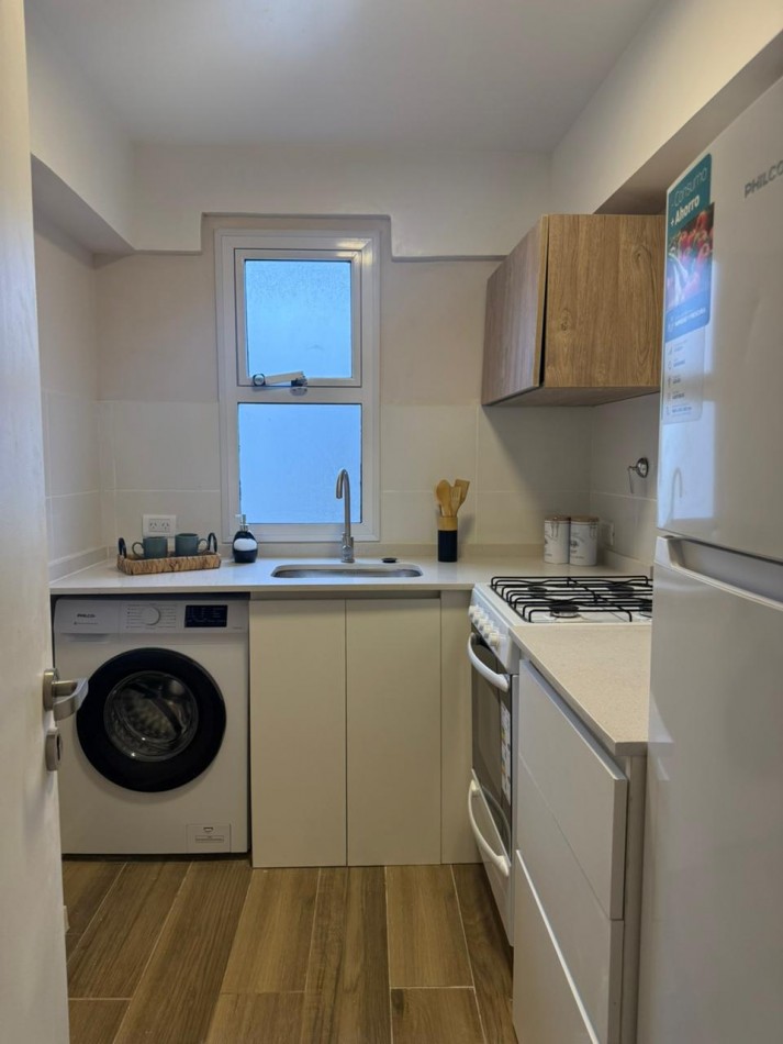 DEPARTAMENTO 1 AMBIENTE CON BALCON A LA CALLE Y VISTA LATERAL A PLAZA MITRE