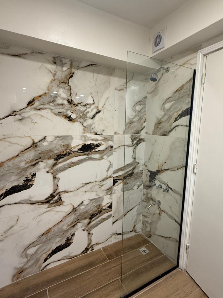 DEPARTAMENTO 1 AMBIENTE CON BALCON A LA CALLE Y VISTA LATERAL A PLAZA MITRE