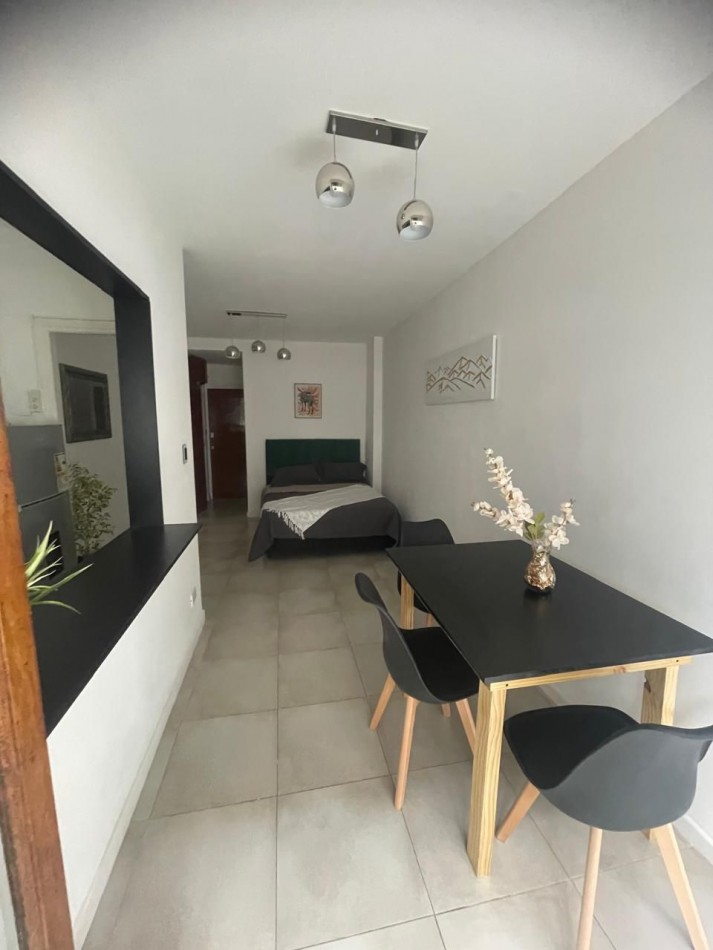 DEPARTAMENTO 1 AMBIENTE CON BALCON SALIENTE A LA CALLE,TOTALMENTE AMOBLADO Y EQUIPADO EN PLAZA COLON