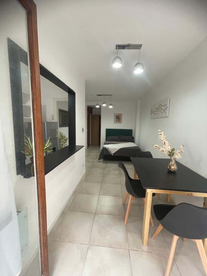 DEPARTAMENTO 1 AMBIENTE CON BALCON SALIENTE A LA CALLE,TOTALMENTE AMOBLADO Y EQUIPADO EN PLAZA COLON