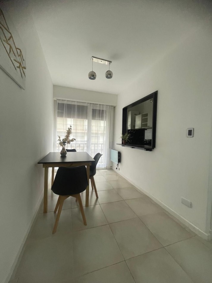 DEPARTAMENTO 1 AMBIENTE CON BALCON SALIENTE A LA CALLE,TOTALMENTE AMOBLADO Y EQUIPADO EN PLAZA COLON