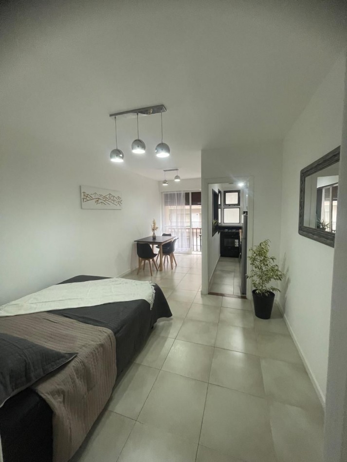 DEPARTAMENTO 1 AMBIENTE CON BALCON SALIENTE A LA CALLE,TOTALMENTE AMOBLADO Y EQUIPADO EN PLAZA COLON