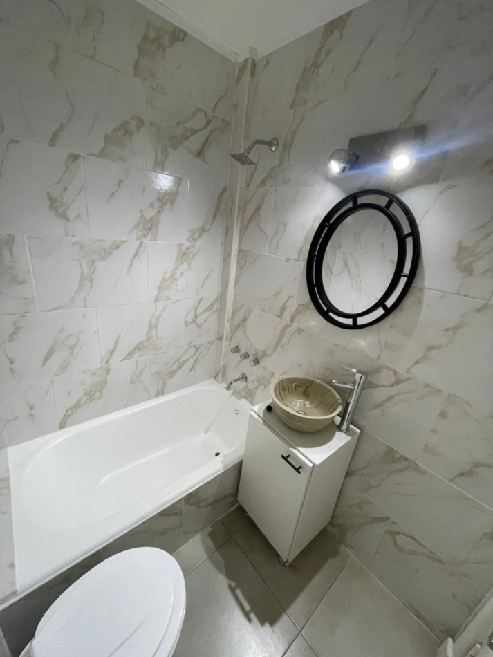 DEPARTAMENTO 1 AMBIENTE CON BALCON SALIENTE A LA CALLE,TOTALMENTE AMOBLADO Y EQUIPADO EN PLAZA COLON