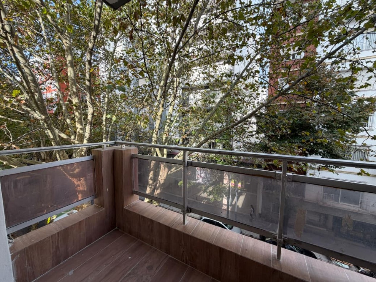 DEPARTAMENTO 2 AMBIENTES A LA CALLE CON BALCON SALIENTE EN PLAZA MITRE