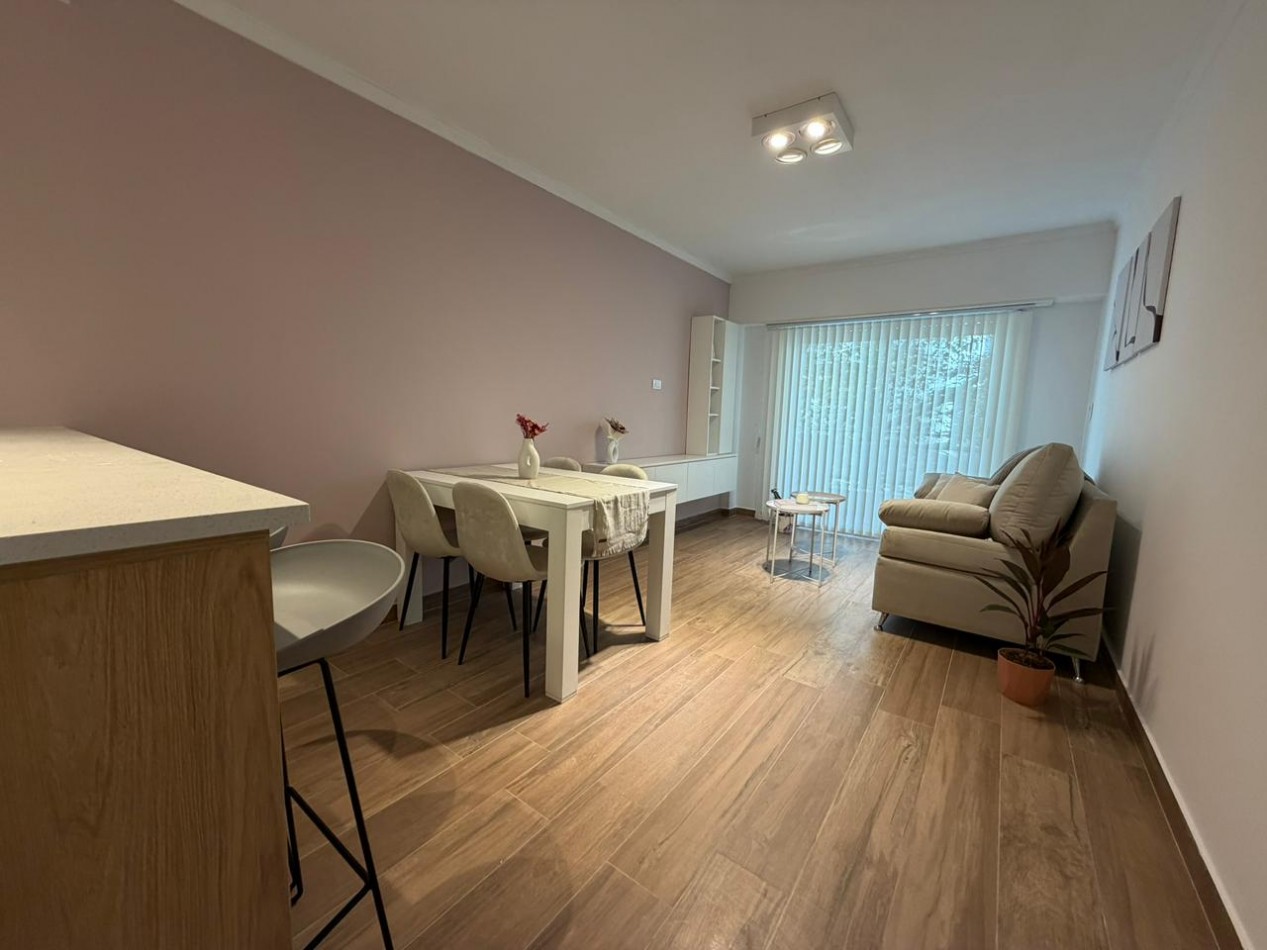 DEPARTAMENTO 2 AMBIENTES A LA CALLE CON BALCON SALIENTE EN PLAZA MITRE