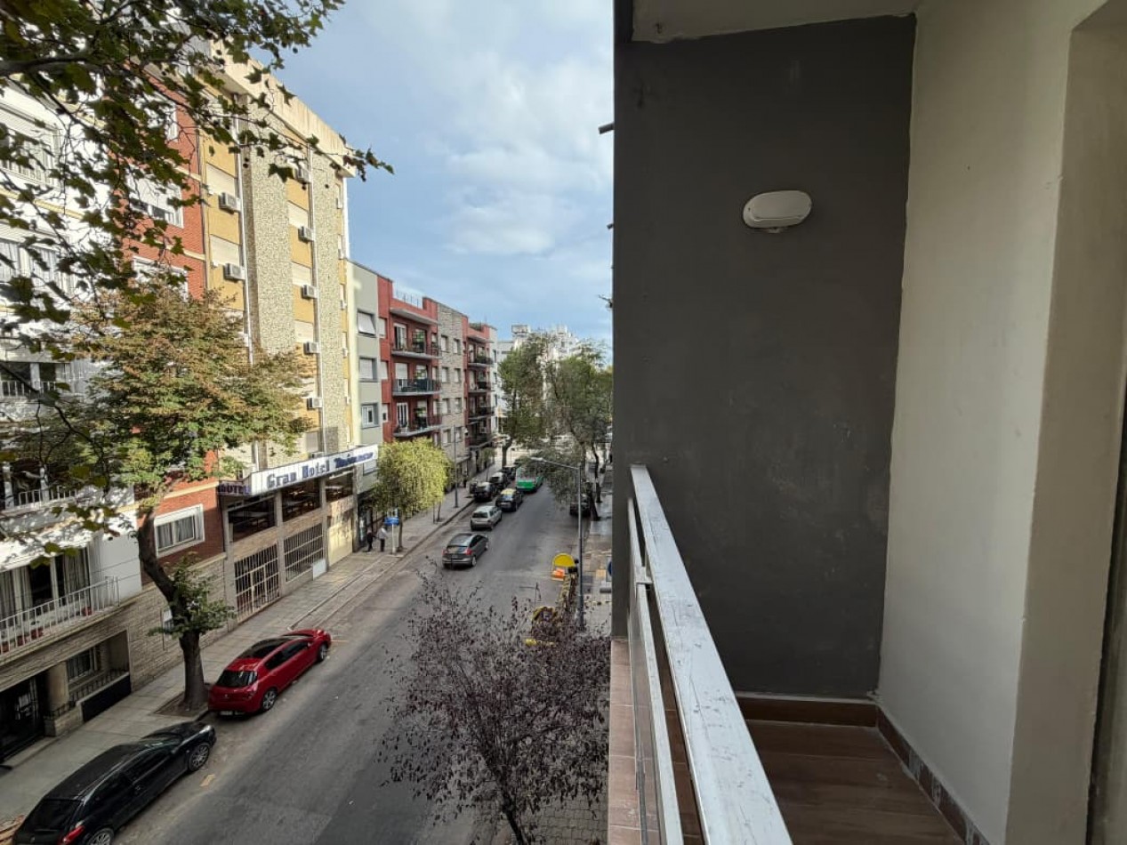 DEPARTAMENTO 2 AMBIENTES A LA CALLE CON BALCON SALIENTE EN PLAZA MITRE